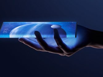 Xiaomi Mi Mix Alpha dans une main
