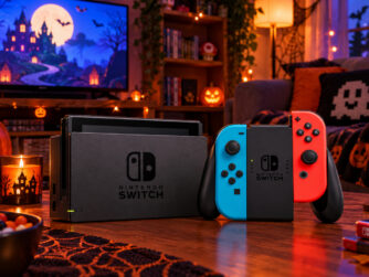 Une Nintendo Switch avec sa base et ses manettes Joy-Con bleue et rouge, posée sur une table basse dans un salon décoré pour Halloween, entre citrouilles, bougies et guirlandes lumineuses