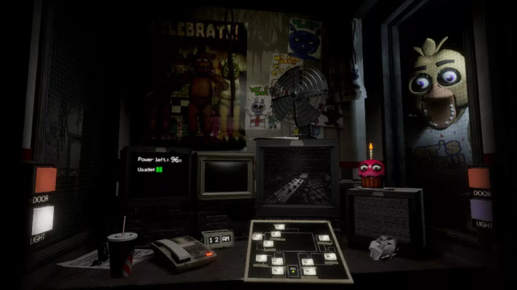 Capture de Five Nights at Freddy's : le bureau du gardien de nuit, avec ses écrans de surveillance, un plan des caméras et une jauge d'énergie à 96 %, tandis que l'animatronique Chica apparaît à la fenêtre de droite