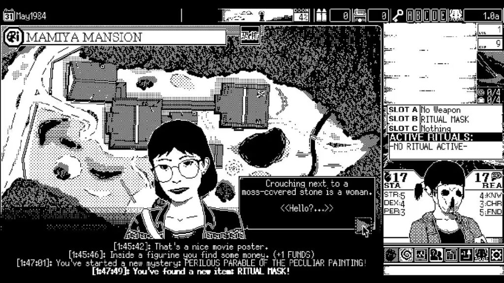 Capture de World of Horror en noir et blanc : une jeune femme à lunettes dialogue avec l'héroïne masquée devant le plan du manoir Mamiya, avec l'interface du jeu (statistiques, équipement, journal des événements) autour de l'image
