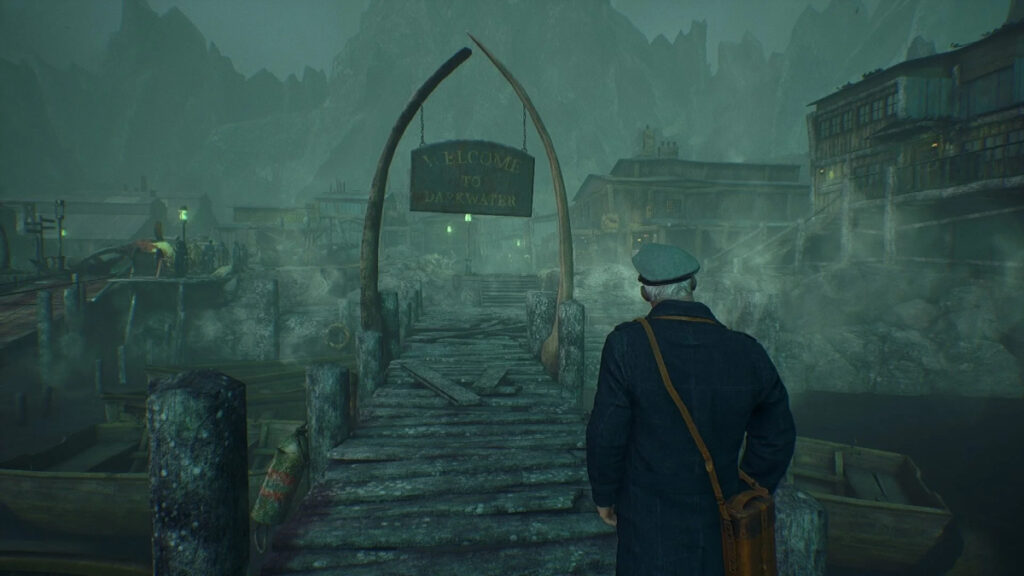 Capture de Call of Cthulhu : un homme coiffé d'une casquette, vu de dos, s'avance sur un ponton en bois brumeux, sous une arche d'ossements portant l'enseigne « Welcome to Darkwater », face à un village de bord de mer noyé dans la brume