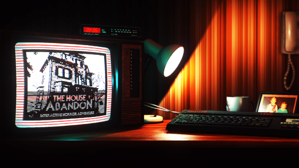 Capture de Stories Untold : un téléviseur cathodique affiche l'écran-titre « The House Abandon » (une grande maison sombre en noir et blanc), posé sur un bureau éclairé par une lampe, à côté d'un clavier rétro, d'un radio-réveil rouge et d'une photo encadrée